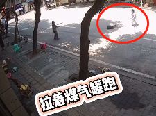 液化氣罐：大姨，請你尊重我，咱不帶這樣式兒的