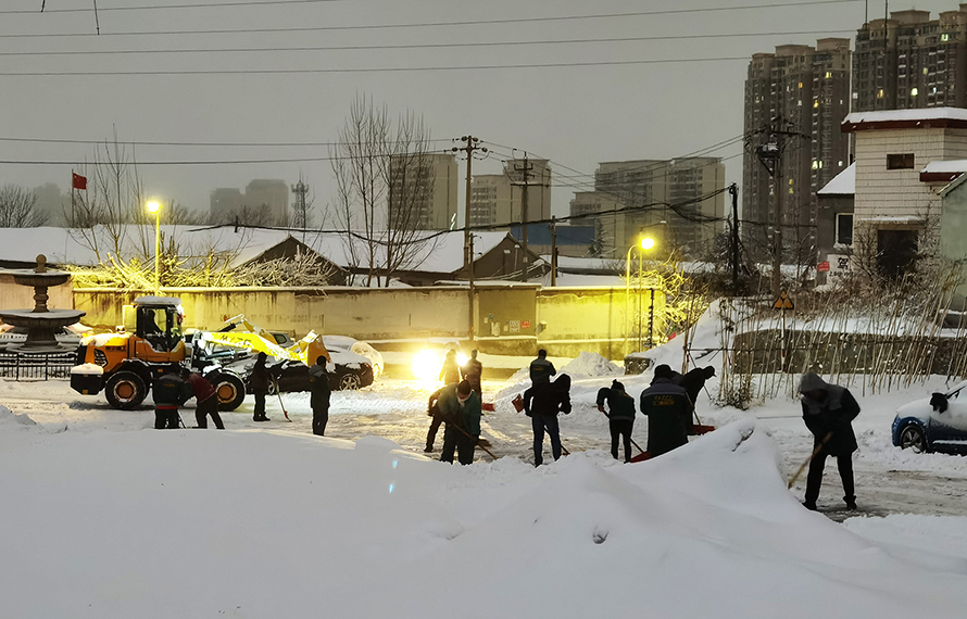 堅(jiān)持發(fā)揚(yáng)掃雪精神，隨下隨清保障平安
